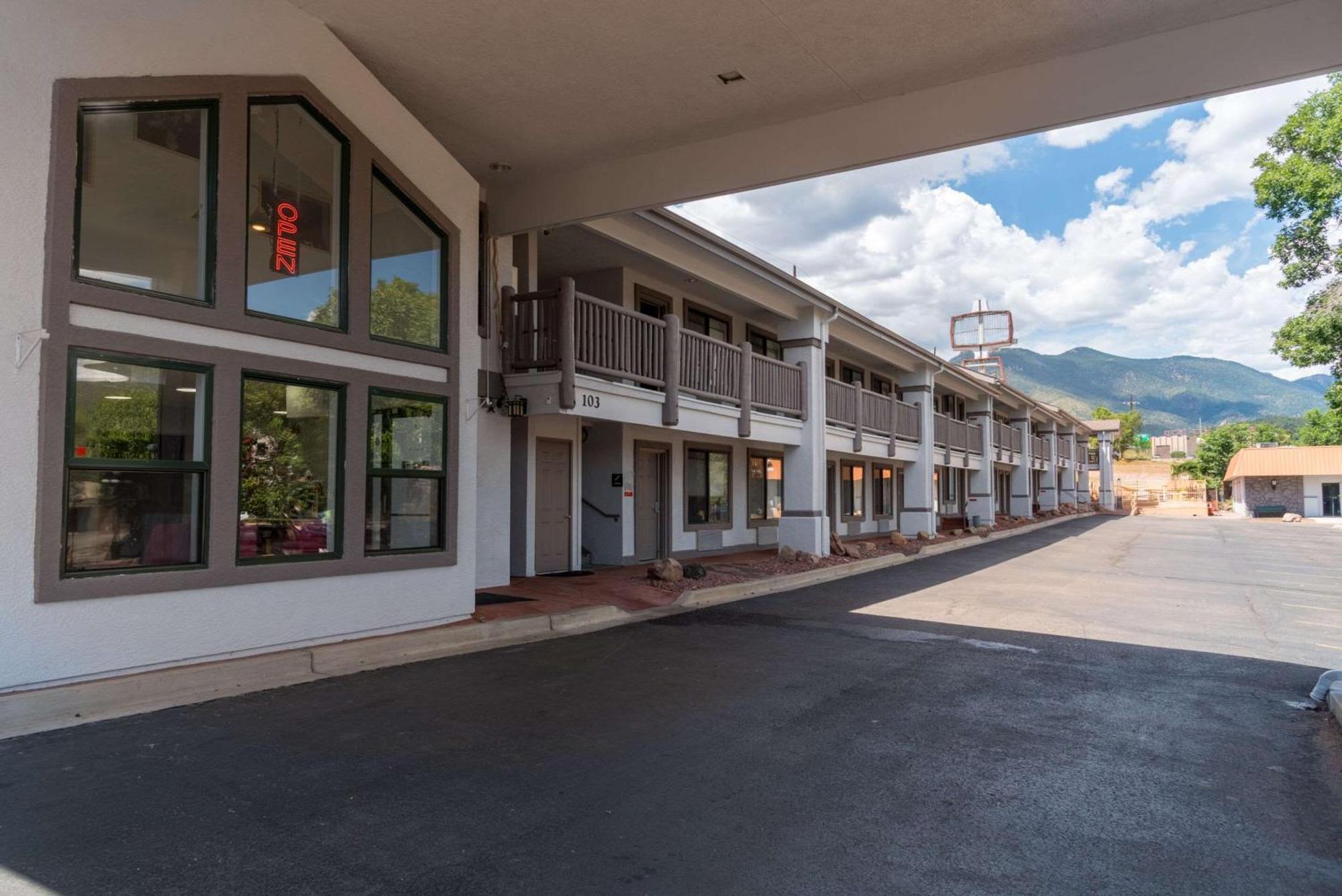 Quality Inn & Suites Manitou Springs At Pikes Peak Exterior photo